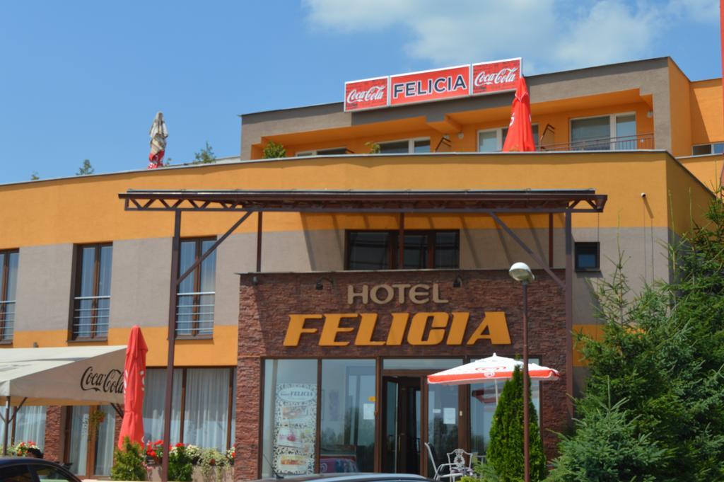 Hotel Felicia Kaluža エクステリア 写真